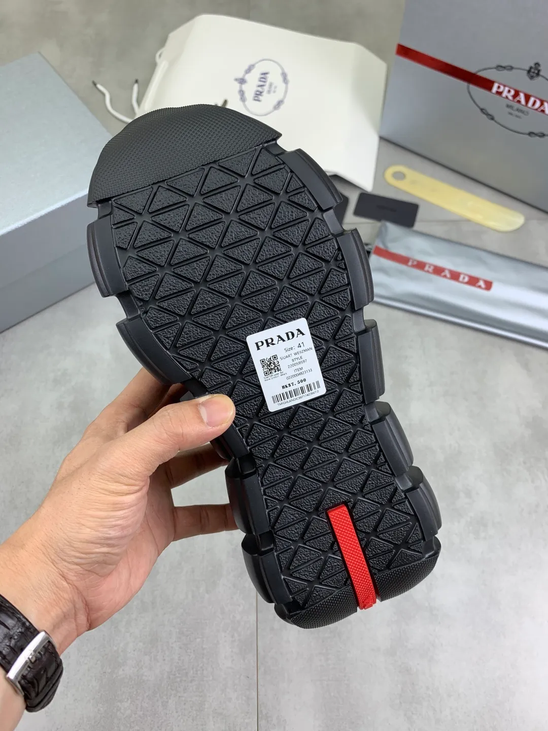 Men's shoes 💰P580💰 [New style] High version official website popular models are on the market, 🆘 Trendy brand (Prada) mainly promotes popular models, avant-garde and versatile fashion men's shoes private version mold opening, cowhide surface splicing 1:1.. Fashionable and simple, original imported cowhide lining cowhide feet; the atmosphere and personality are more fashionable, eye-catching and pursuing class. It will subvert the old idea and be a must-have for fashion trendsetters with you! Must keep it for yourself! Tall and comfortable, large and low, high-end quality workmanship. Size: 38-45; 4️⃣ colors available.